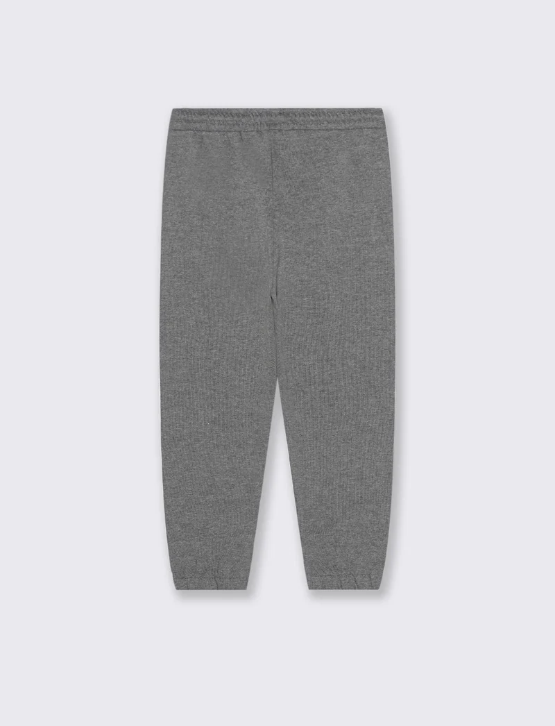 Jogger con ricamo college. - Grigio mel.