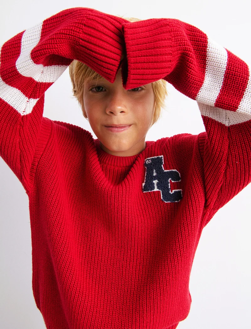 Maglione stile college con patch. - Rosso