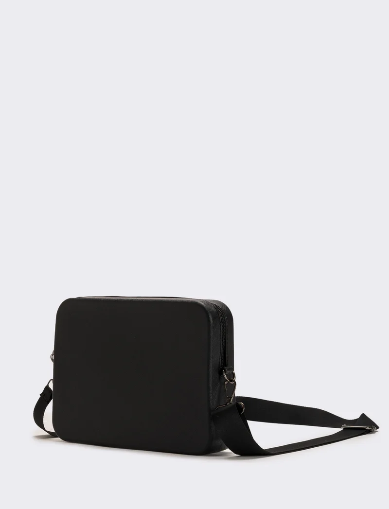 Borsa pochette uomo gommata con stampa saffiano,tracolla e maniglia - Nero