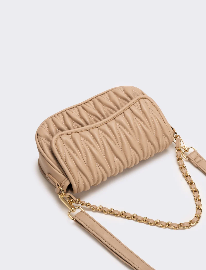 Tracolla donna goffrata con patta e catena infilata - Beige