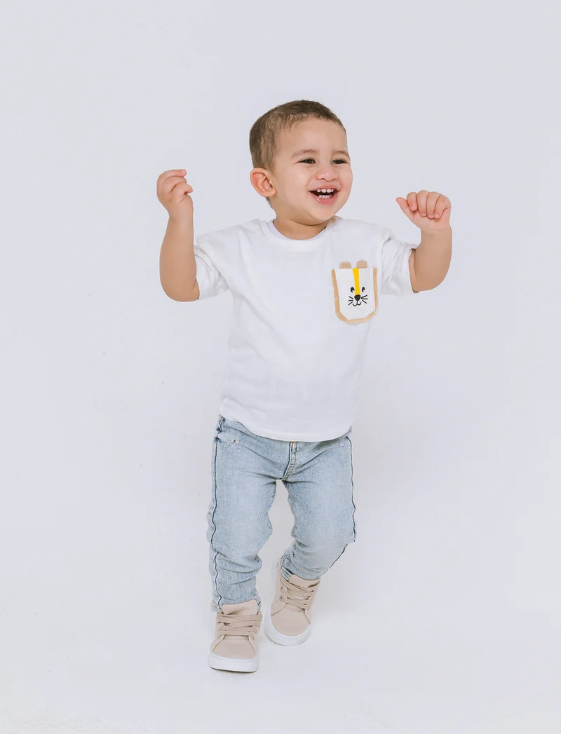 Maglietta taschino leone da neonato - Bianco latte
