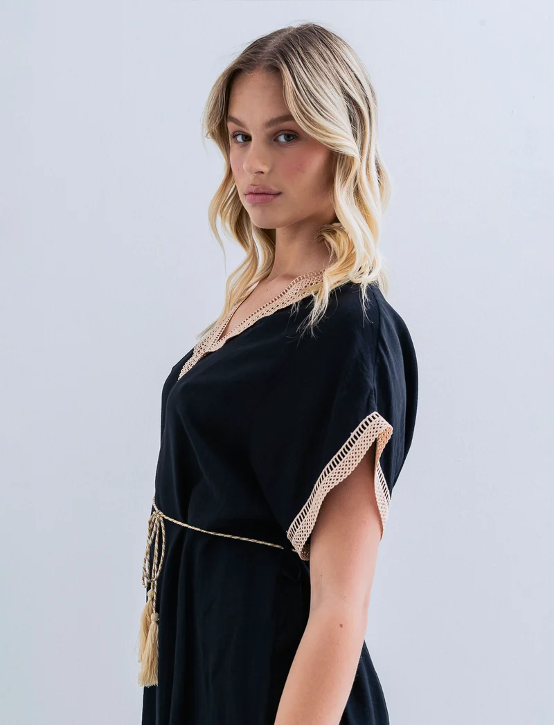 Vestito con cintura e passamaneria - Nero