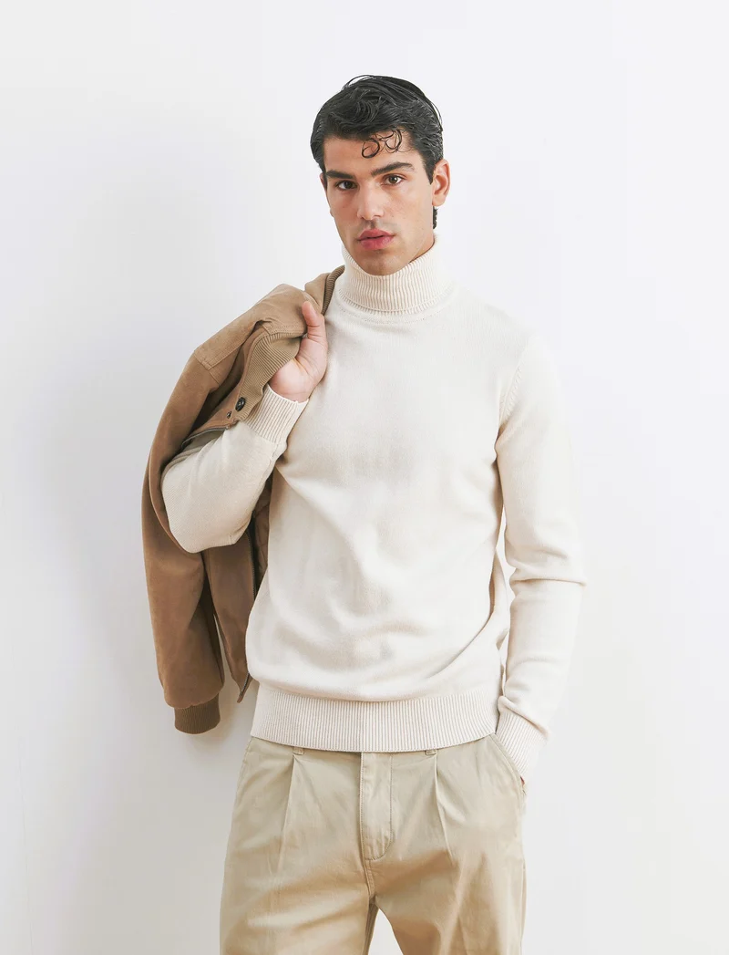 MAGLIA COLLO ALTO FILATO PREMIUM - Bianco