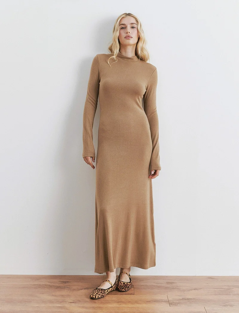 VESTITO LUNGO SVASATO - Cammello
