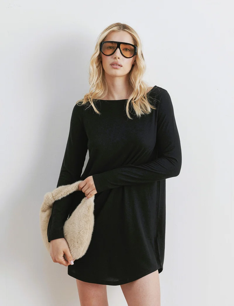 T-SHIRT CON SCOLLO A BARCA - Nero