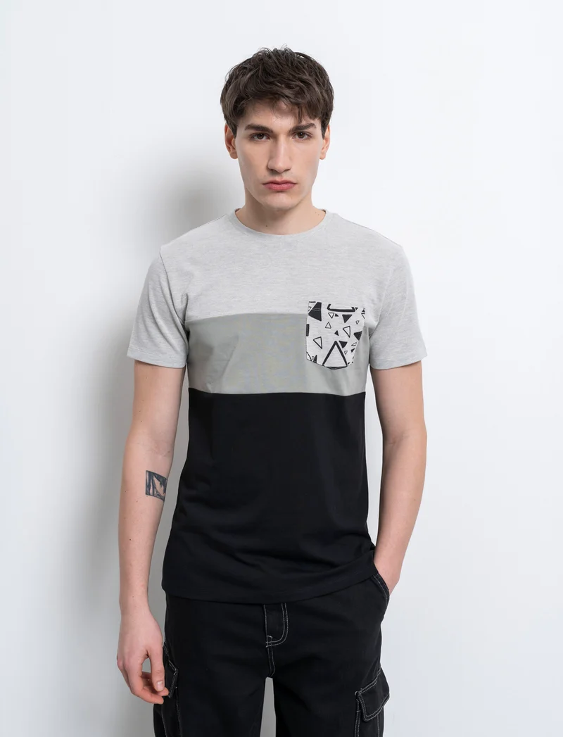 T-shirt con taschino da uomo - Nero
