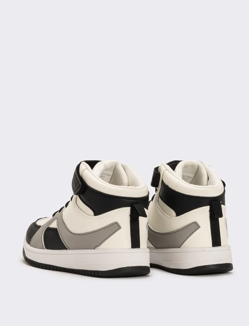 Sneakers a colllo alto con strappo da bambino - Bianco