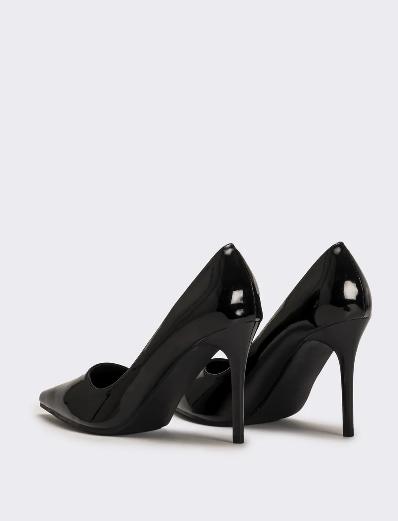 Décolletè da donna in vernice - Nero