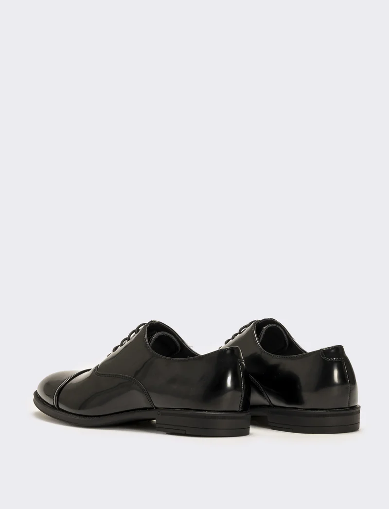 Scarpa stringata con doppie cuciture sulla punta da uomo - Nero