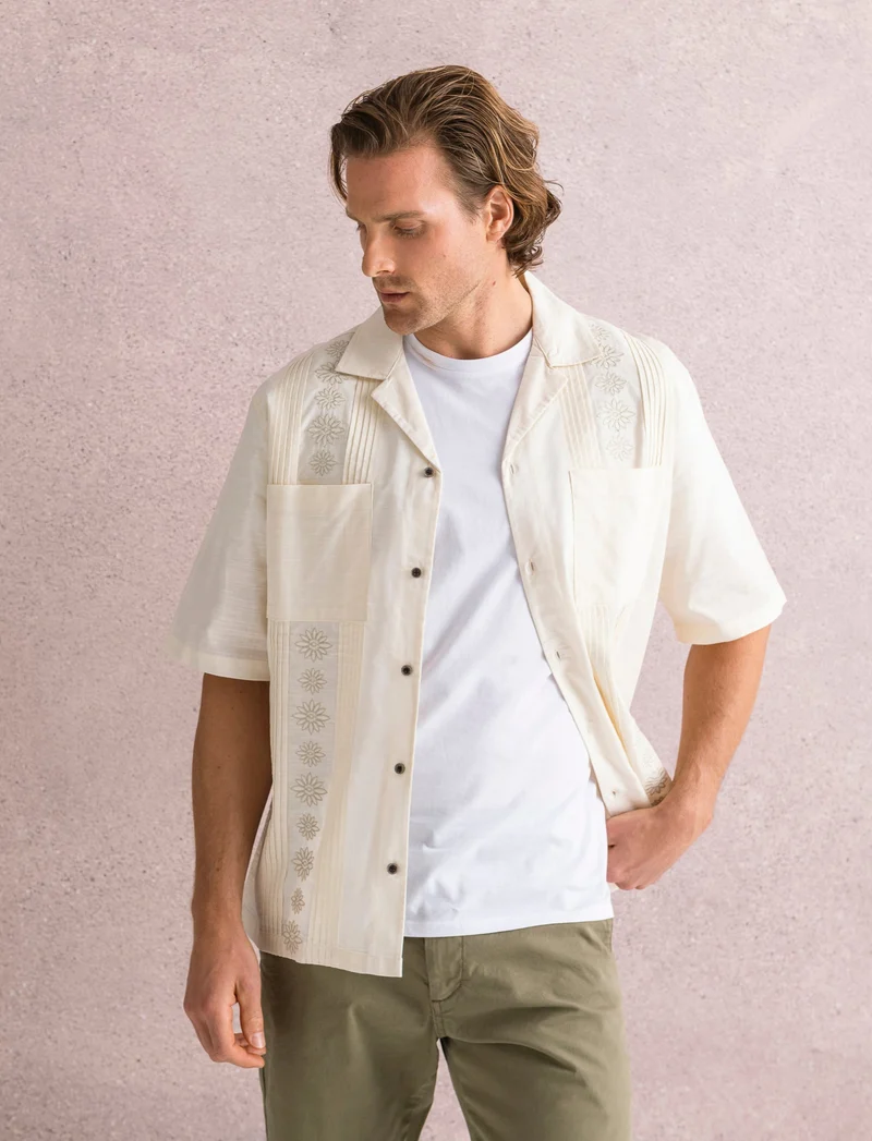 Camicia con ricami e doppio taschino da uomo - Beige ecru