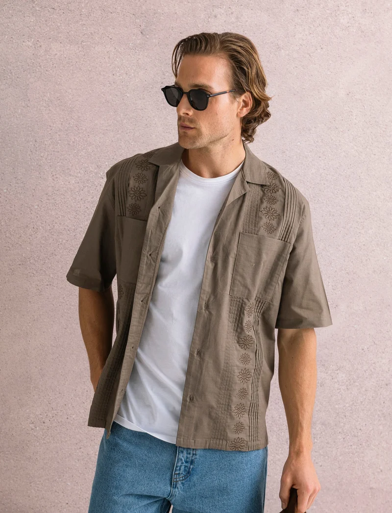 Camicia con ricami e doppio taschino da uomo - Grigio fango