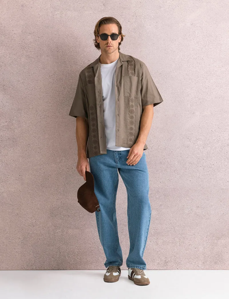 Camicia con ricami e doppio taschino da uomo - Grigio fango