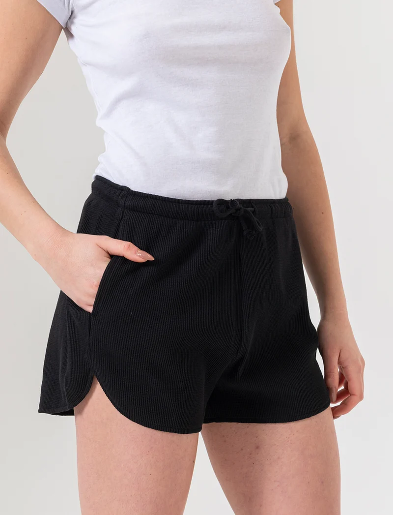 Short con elastico in vita da donna - Nero
