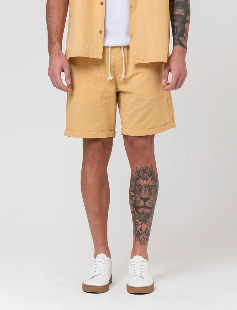Bermuda jogger tessuto goffrato da uomo - Senape