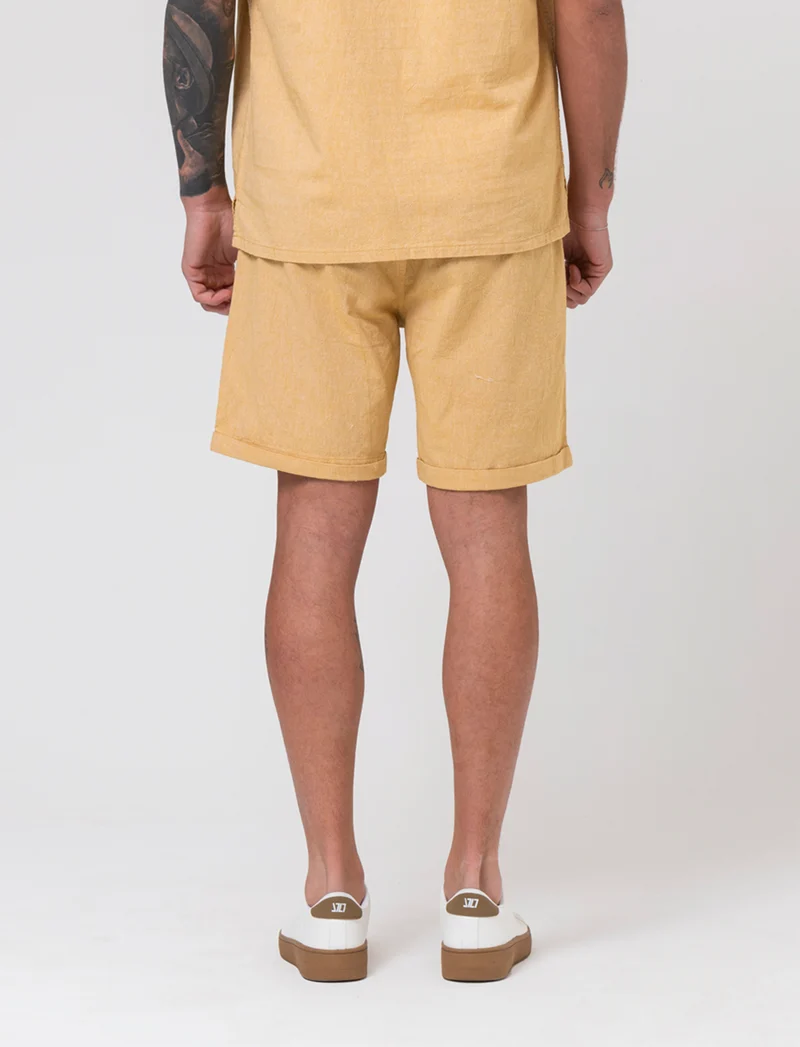 Bermuda jogger tessuto goffrato da uomo - Senape