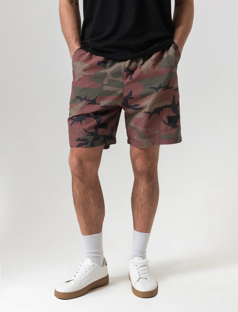 Bermuda jogger mimetico in seersucker da uomo - Verde mimetico