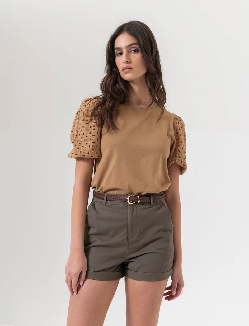 T-shirt con maniche in pizzo da donna - Caramello