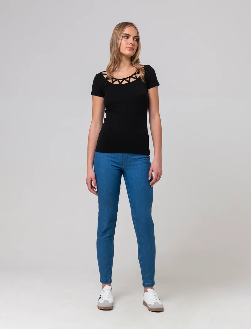 T-shirt con intreccio sul collo da donna - Nero