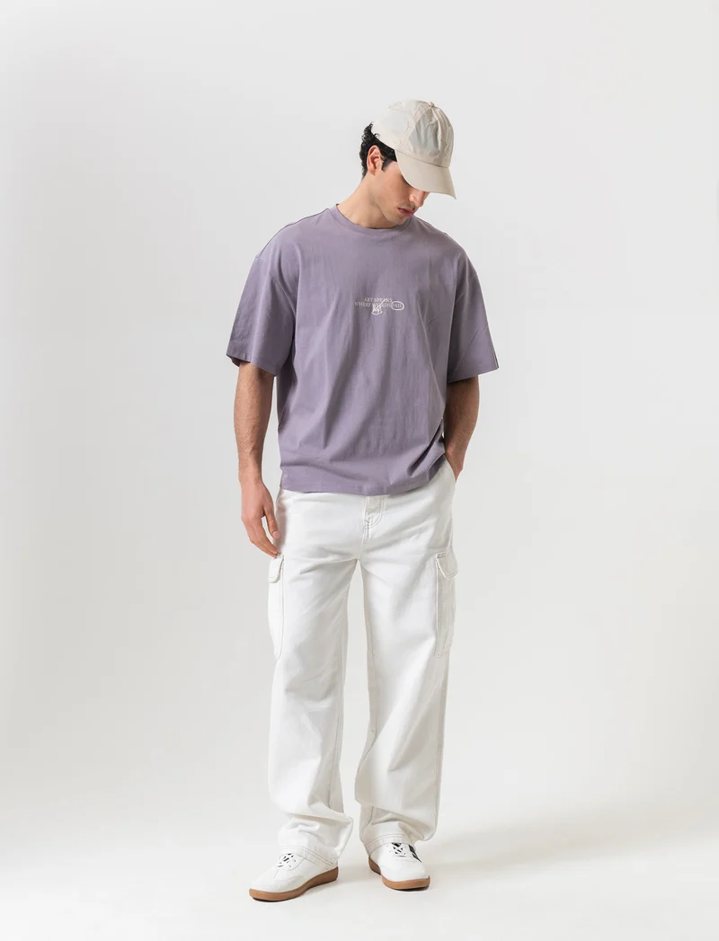 T-shirt boxy fit in cotone con stampe e ricamo da uomo - Lilla