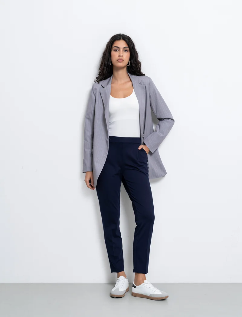 Pantalone elegante con taglio dritto, pieghe frontali e fascia elastica in vita. - Blu