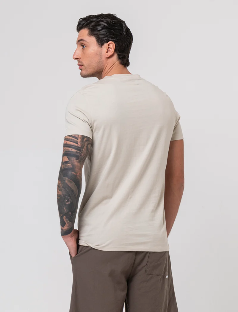 T-shirt in cotone premium con patch e stampina da uomo - Grigio ghiaccio